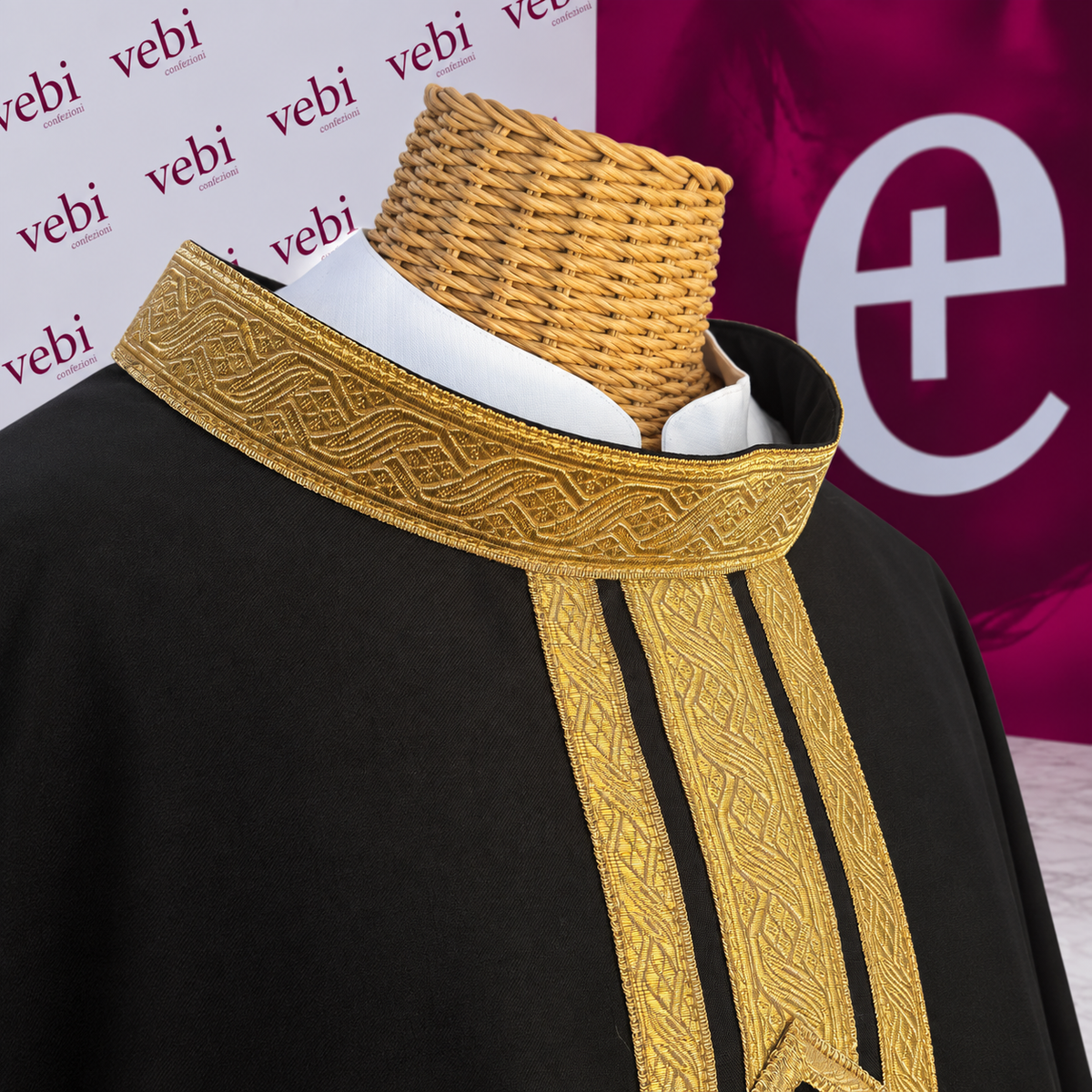 Casula nera con monogramma IHS