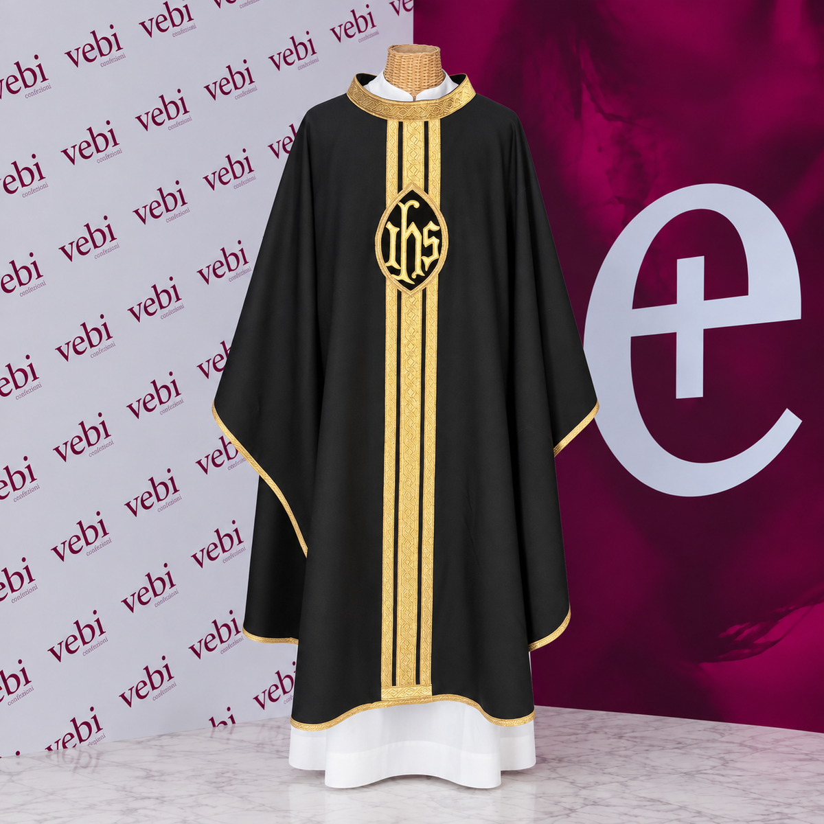 Casula nera con monogramma IHS
