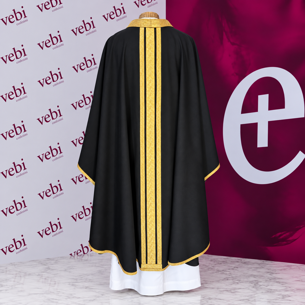 Casula nera con monogramma IHS