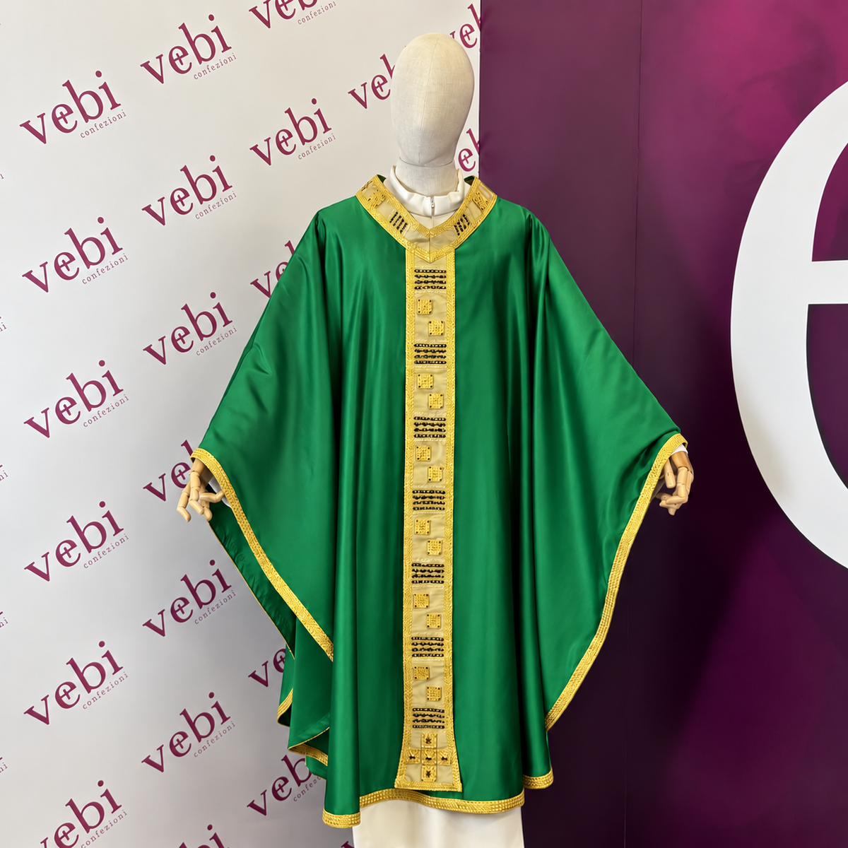 Casula in Raso di Seta con Passamaneria Oro e Nera (Colori Liturgici Disponibili)