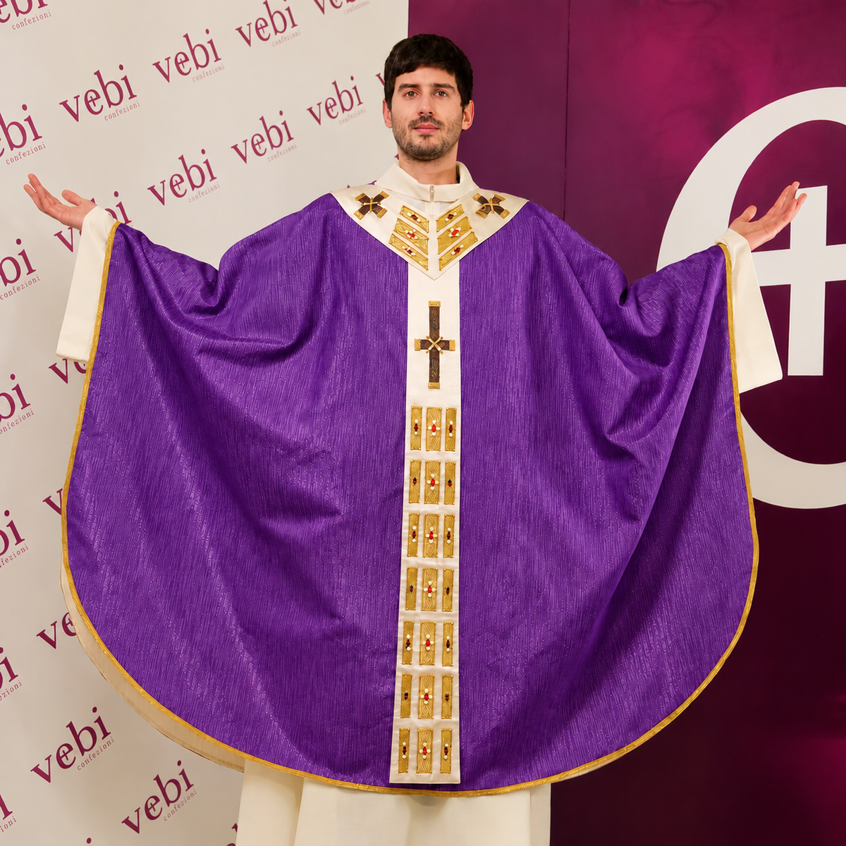 Casula  in Seta e Lurex con Passamaneria, Croci e Swarovski (Colori Liturgici Disponibili)