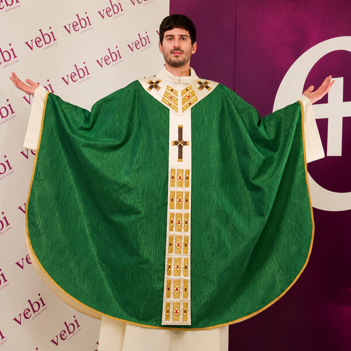 Casula  in Seta e Lurex con Passamaneria, Croci e Swarovski (Colori Liturgici Disponibili)