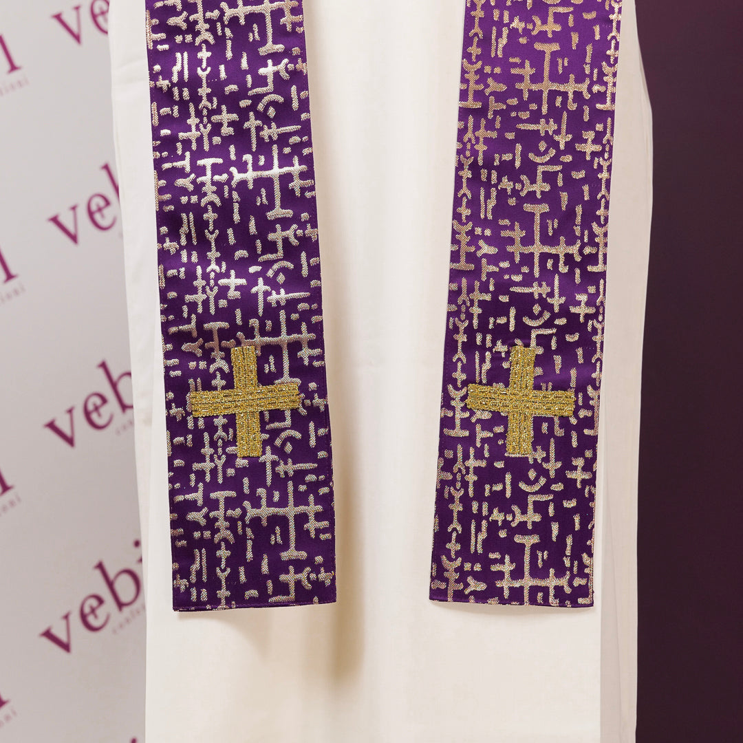 Piviale Sacro in Broccato Colore Viola con Dettagli di Pregio in Oro