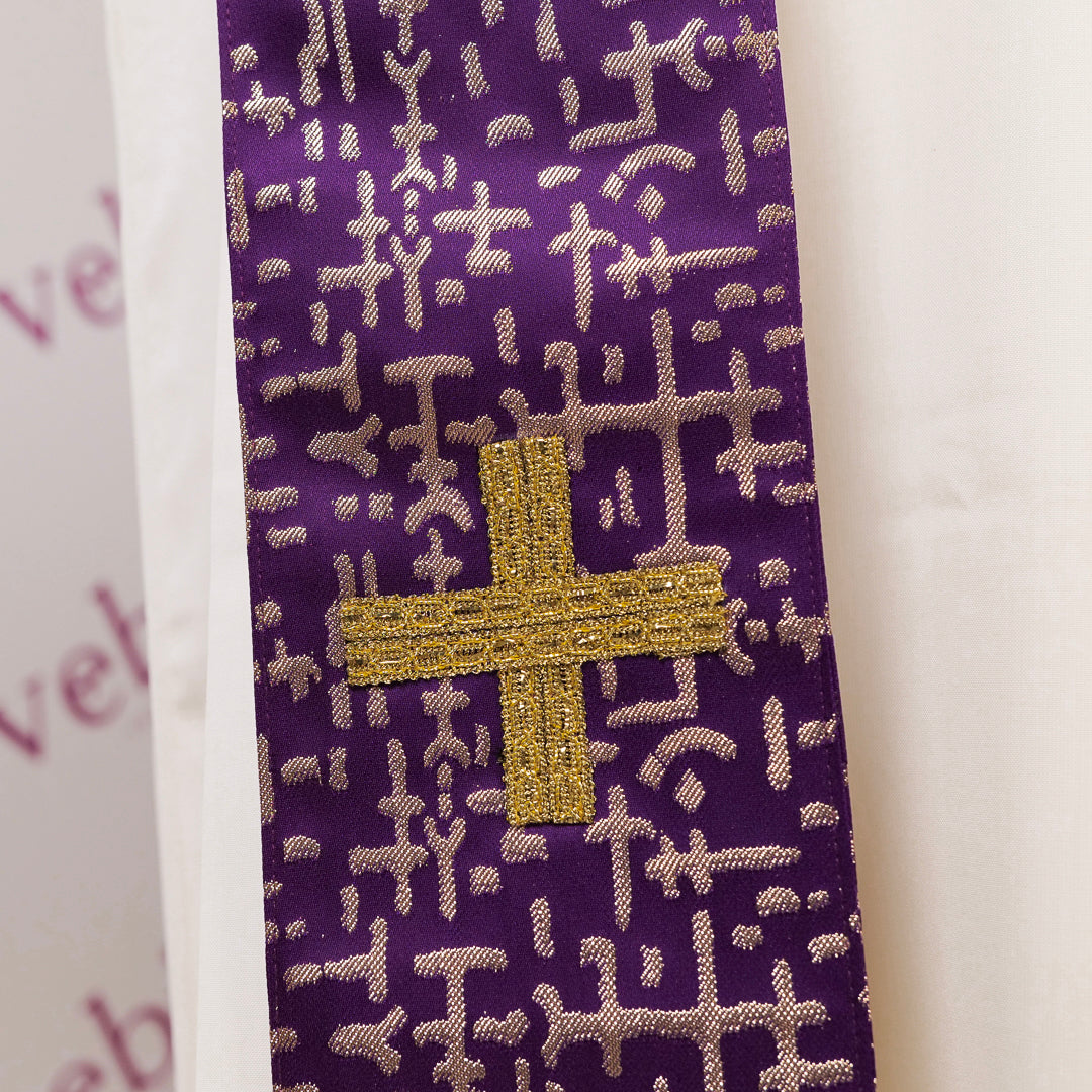 Piviale Sacro in Broccato Colore Viola con Dettagli di Pregio in Oro
