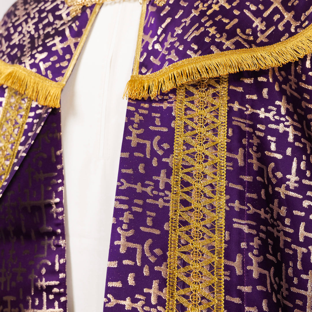 Piviale Sacro in Broccato Colore Viola con Dettagli di Pregio in Oro