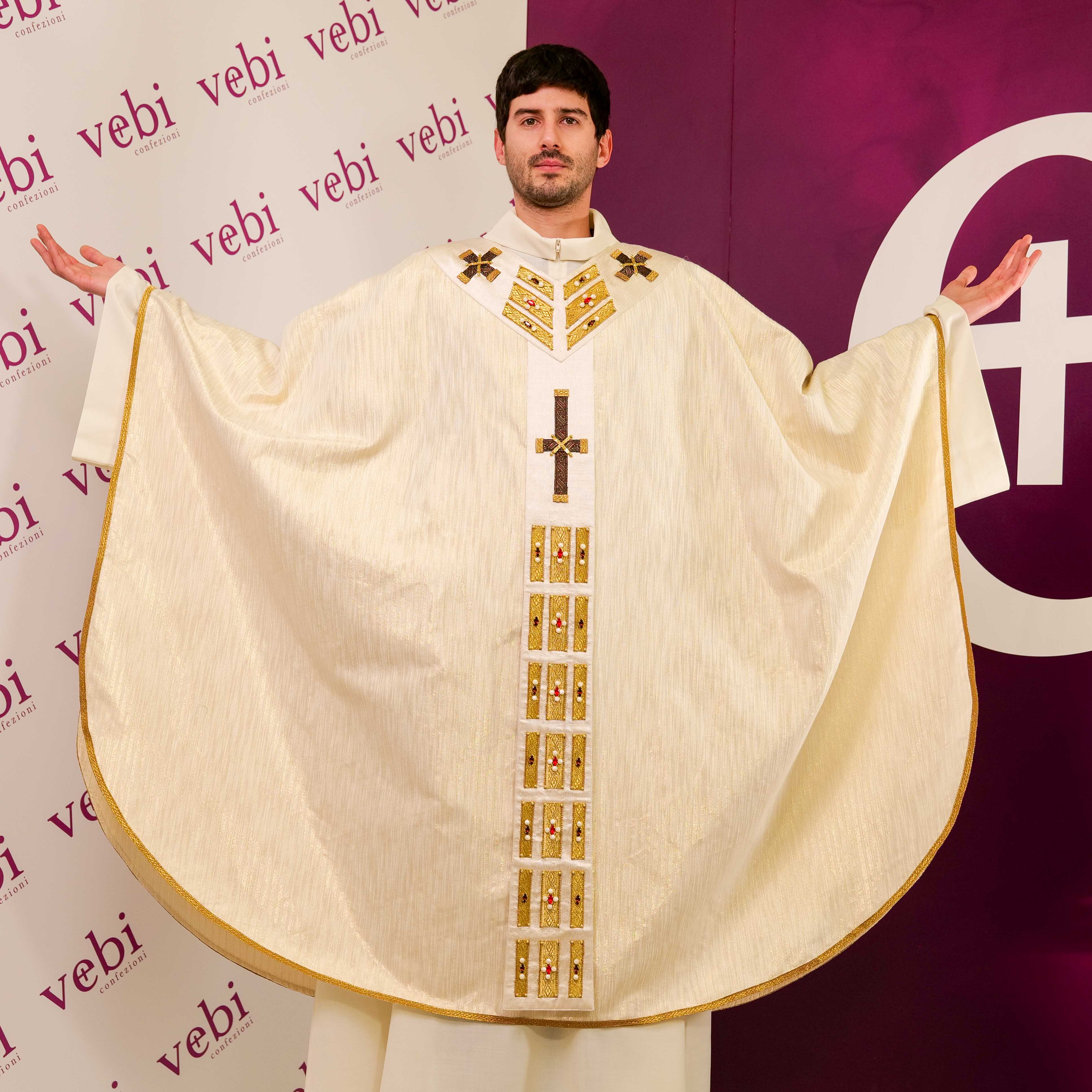 Casula  in Seta e Lurex con Passamaneria, Croci e Swarovski (Colori Liturgici Disponibili)