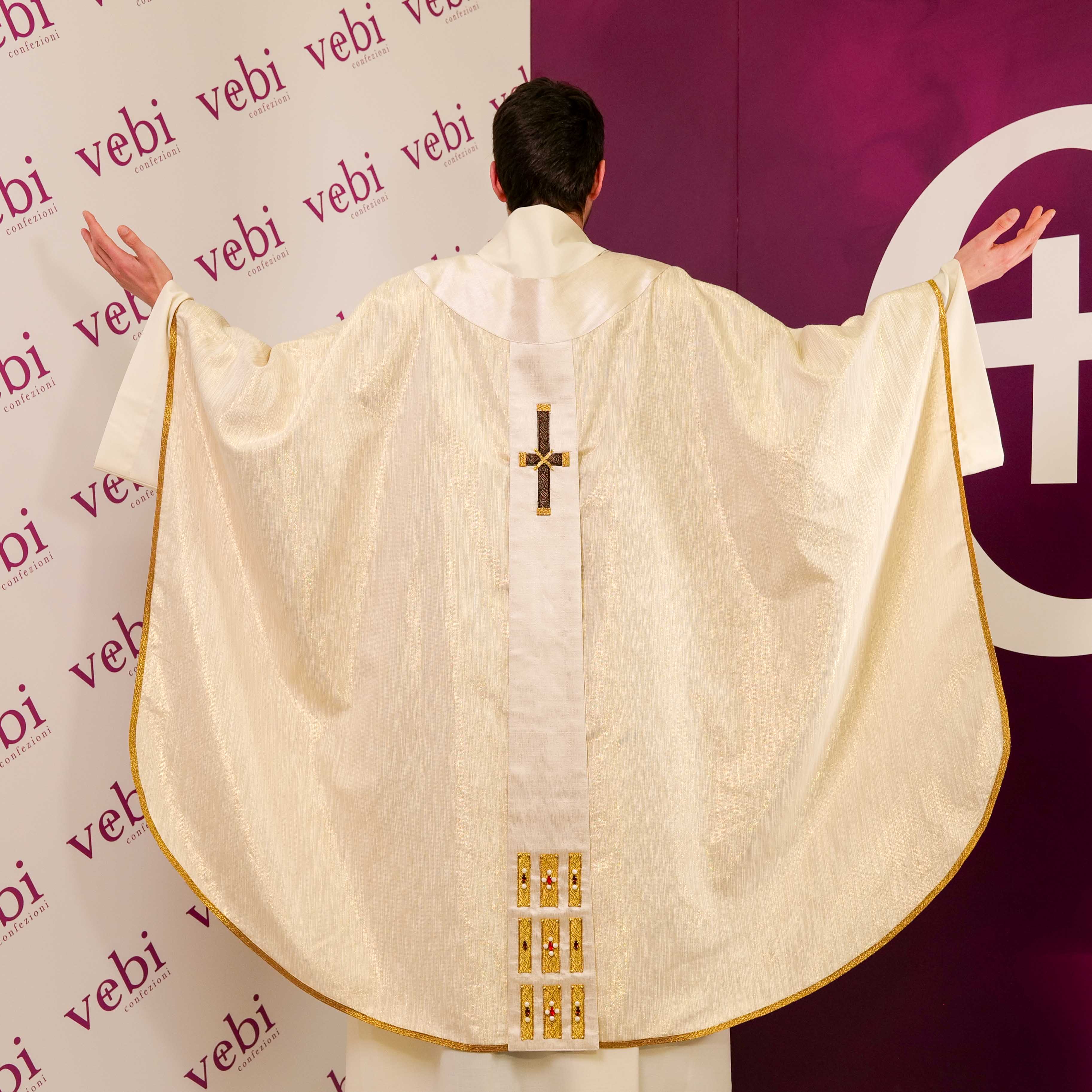 Casula  in Seta e Lurex con Passamaneria, Croci e Swarovski (Colori Liturgici Disponibili)