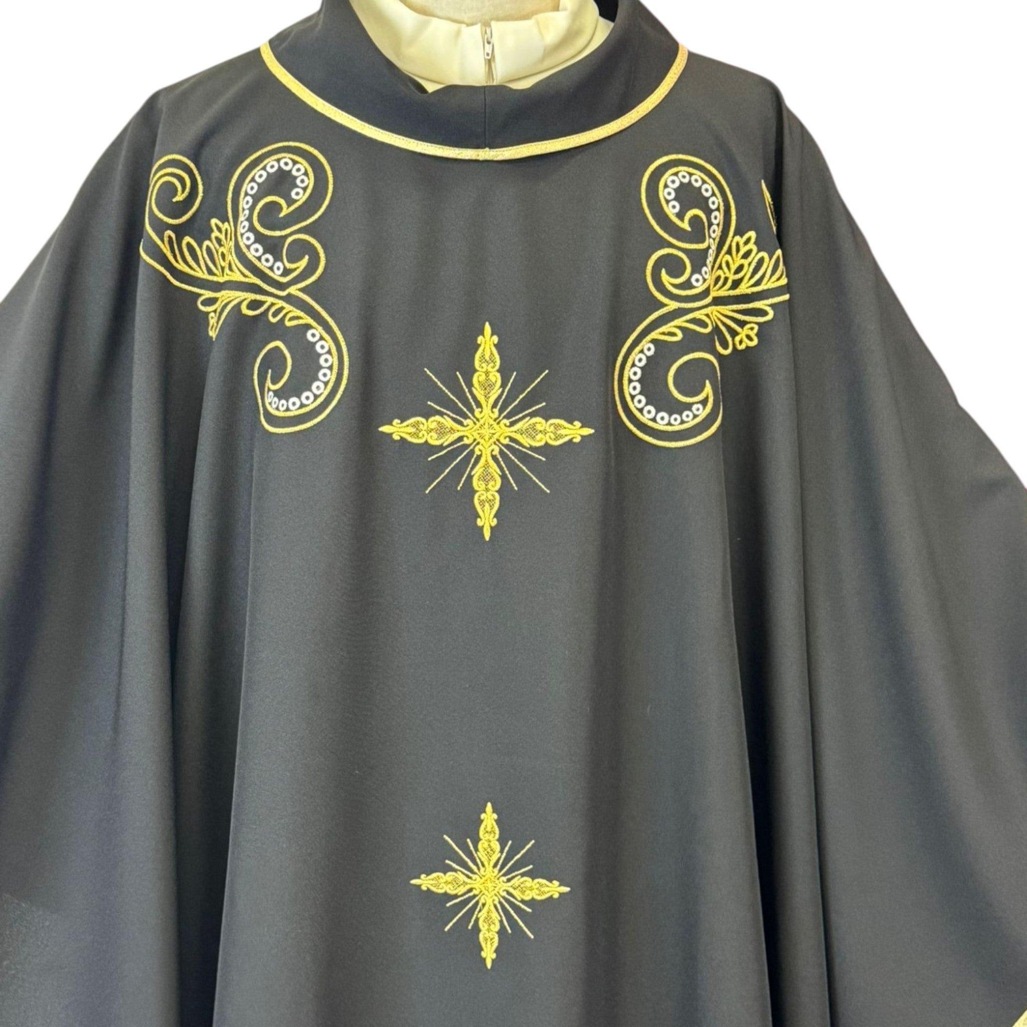 Casula da Sacerdote Ricamo tre croci Dettaglio Spalle (Disponibile Colori liturgici, Rosa e Nero)