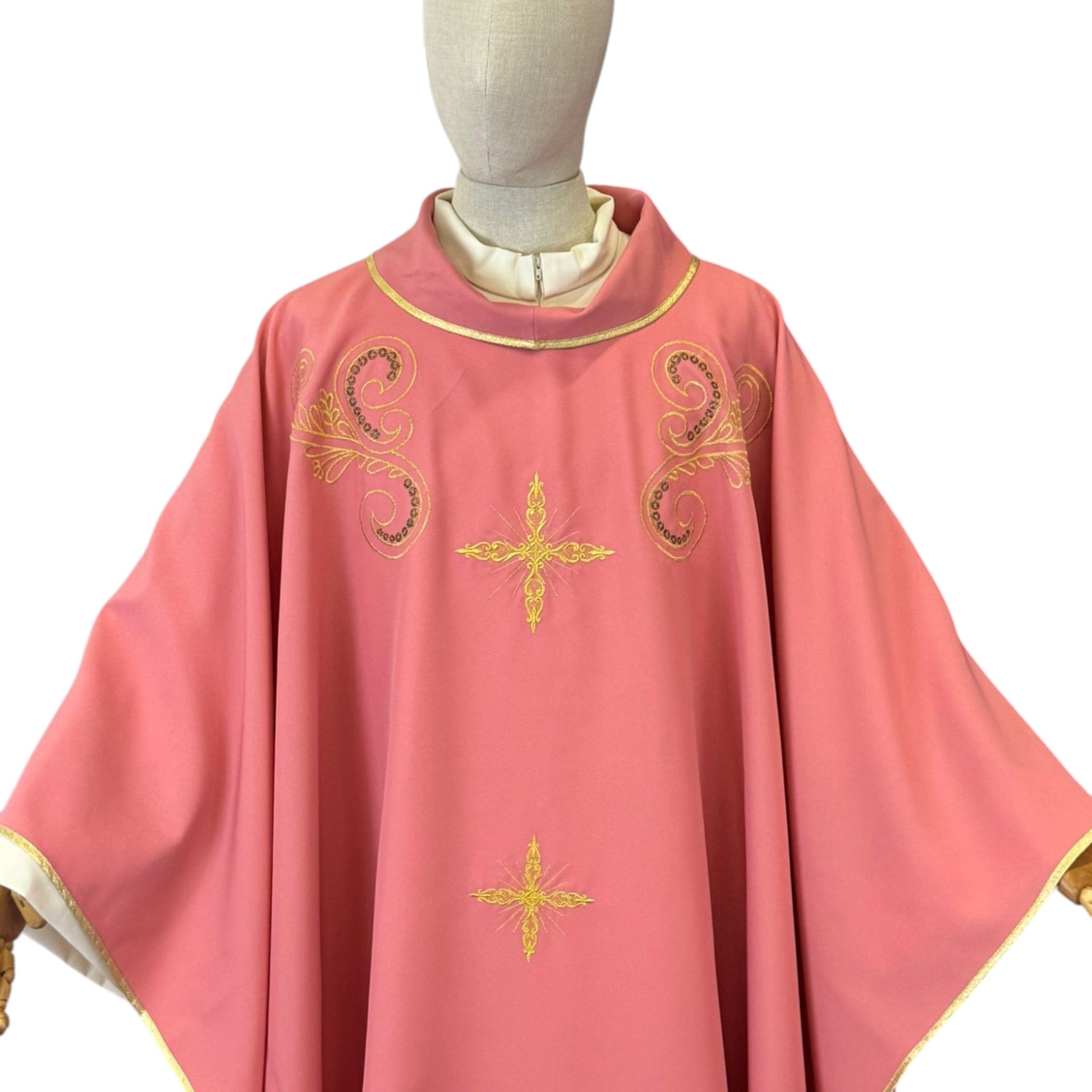 Casula da Sacerdote Ricamo tre croci Dettaglio Spalle (Disponibile Colori liturgici, Rosa e Nero)