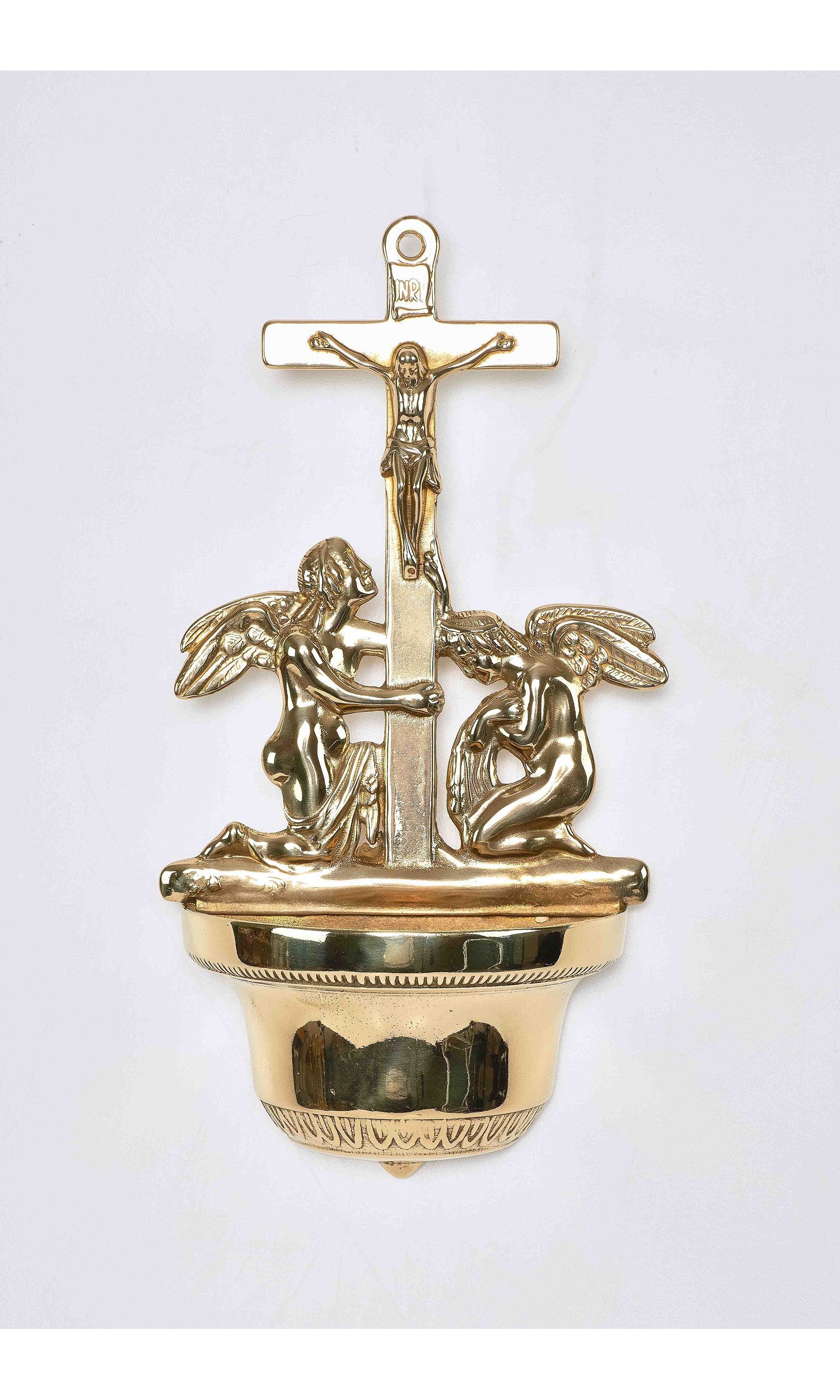 Acquasantiera in ottone dorato lucidato con due angeli che adorano la Croce altezza totale 32 cm.