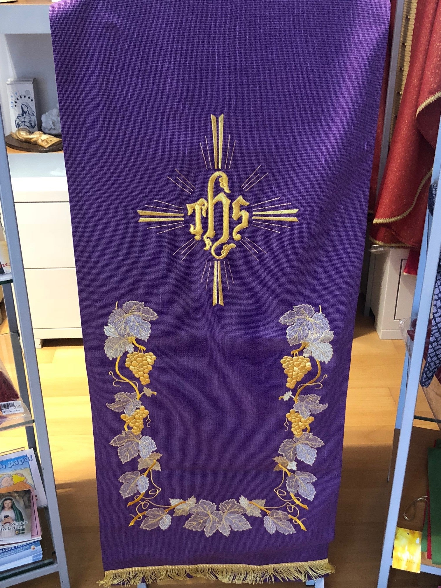 Coprileggio Liturgico viola con ricamo uva e IHS centrale oro in lana