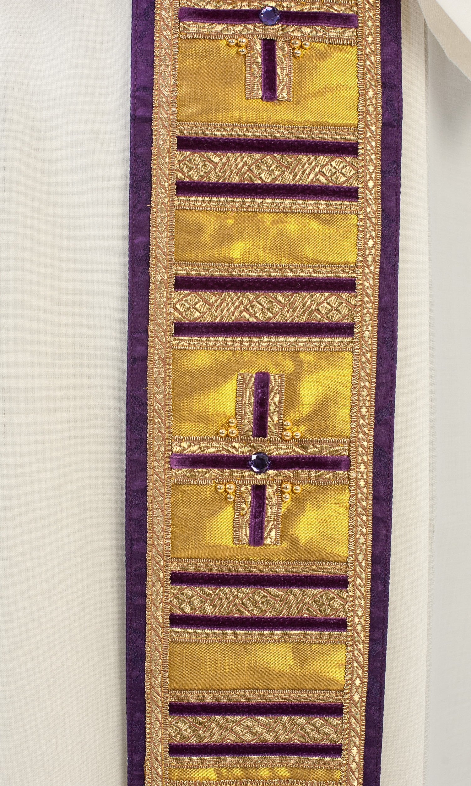 Stola per Sacerdote in seta viola con formelle oro e croci