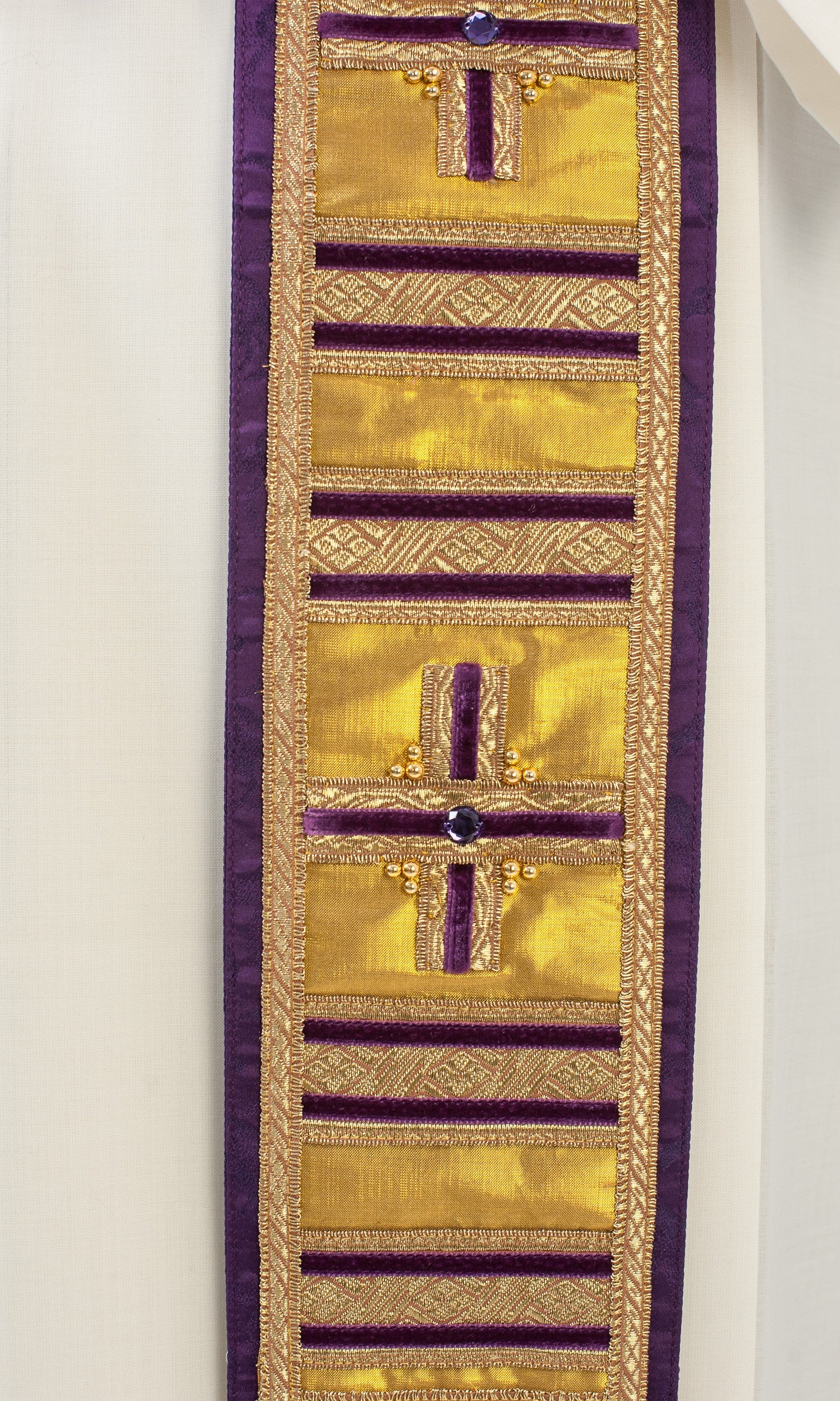Stola per Sacerdote in Seta Viola con Formelle Oro e Croci