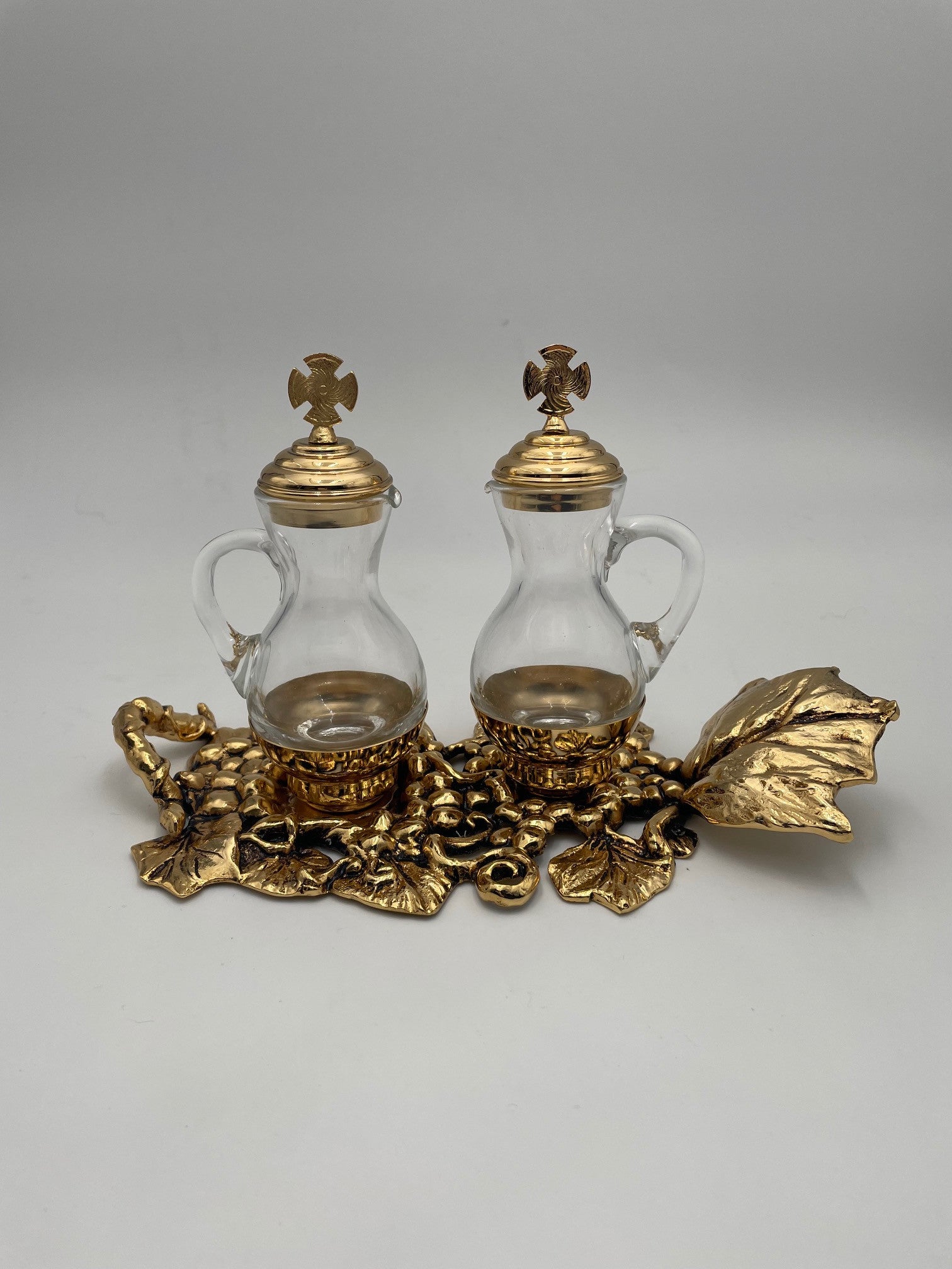Coppia di ampolline da altare in Ottone dorato con vassoio Uva