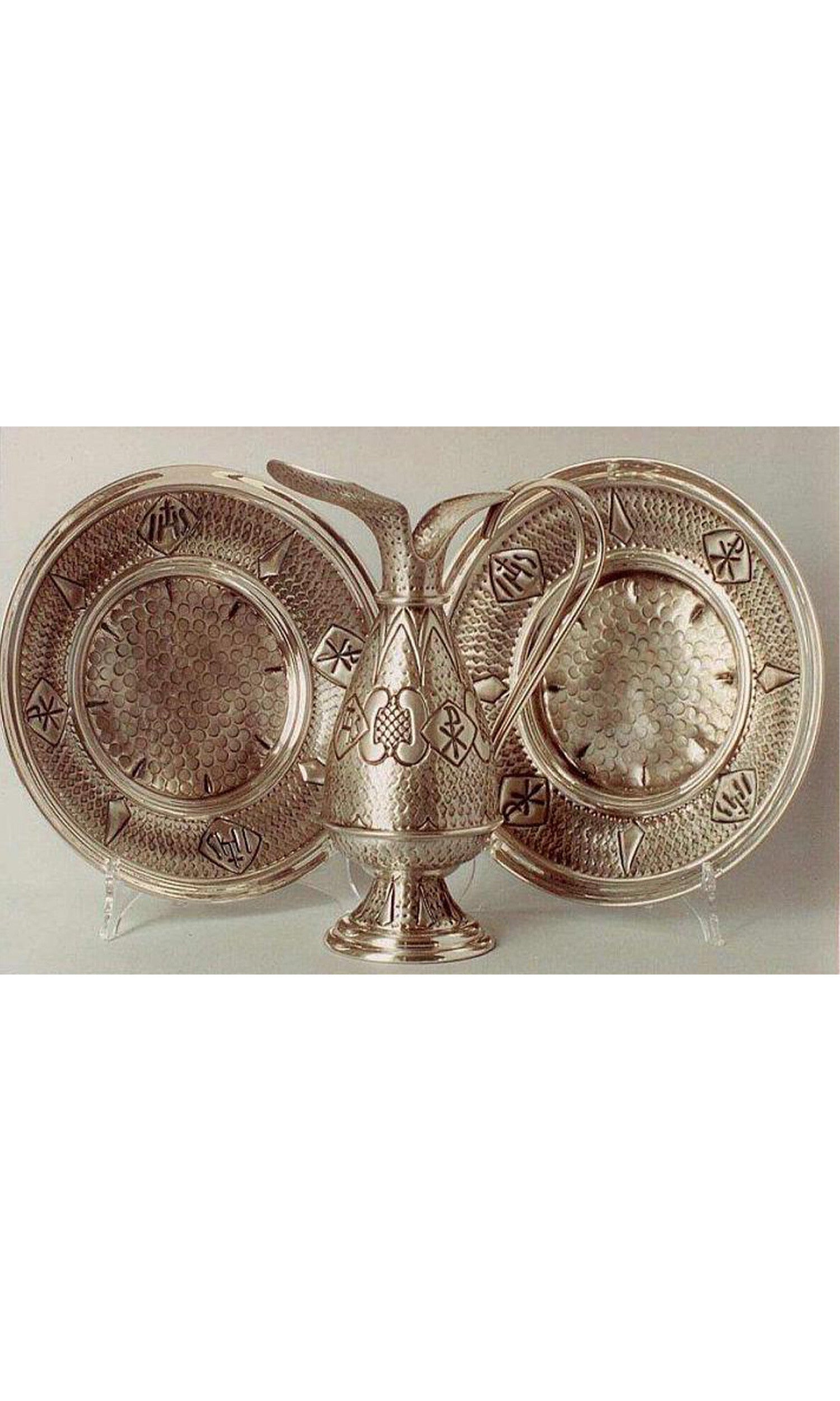 Brocca cesellata con due piatti in Argento con Simboli Sacri