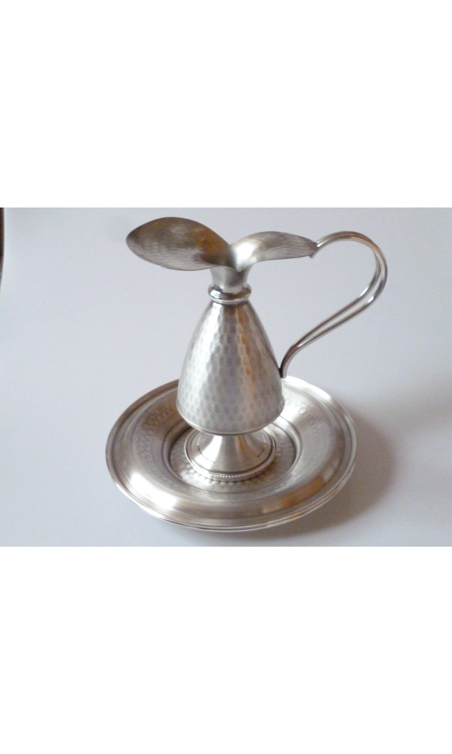 Brocca liscia semplice in bronzo fuso color Argento con Piatto