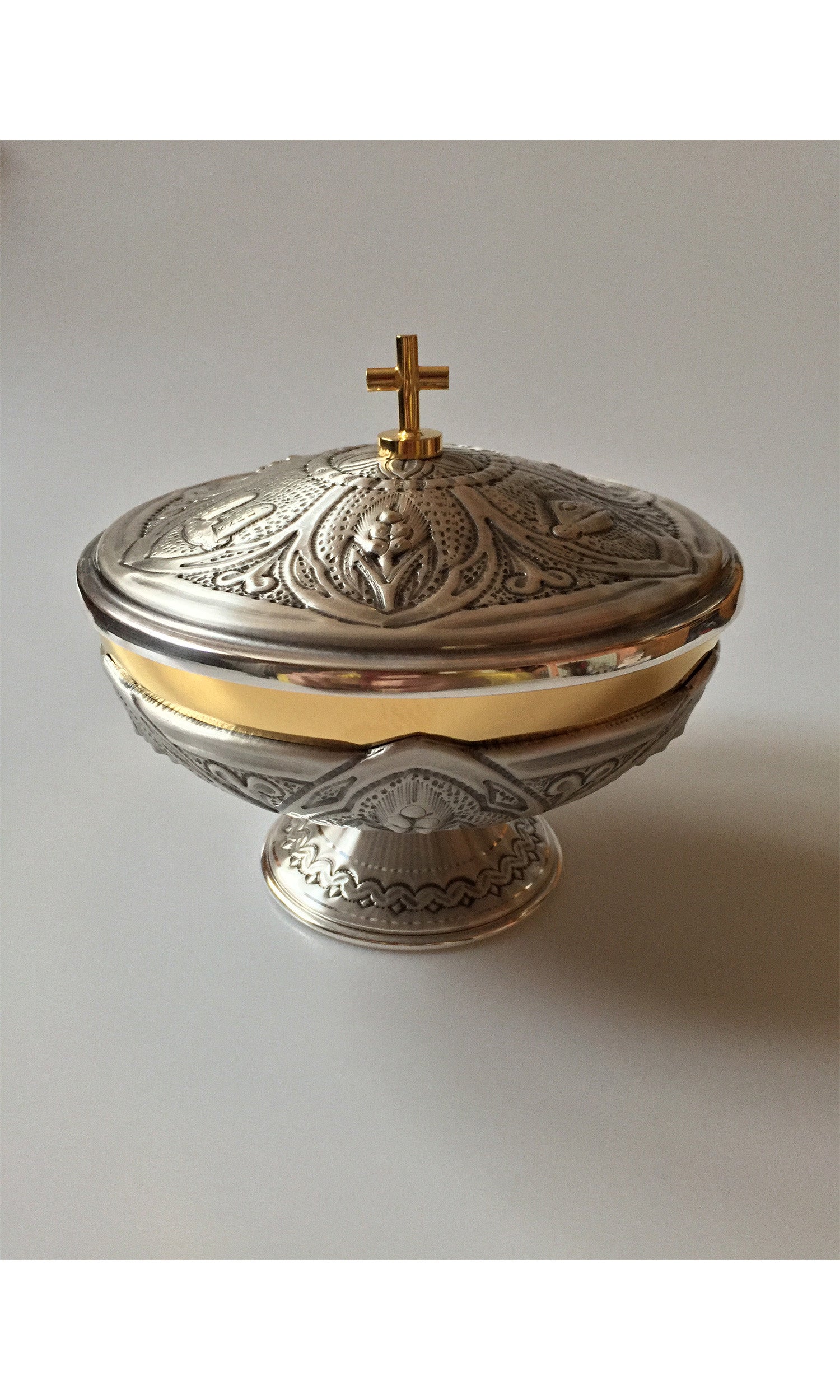 Pisside bassa cesellata Argentata con Coppa Oro Diametro 15