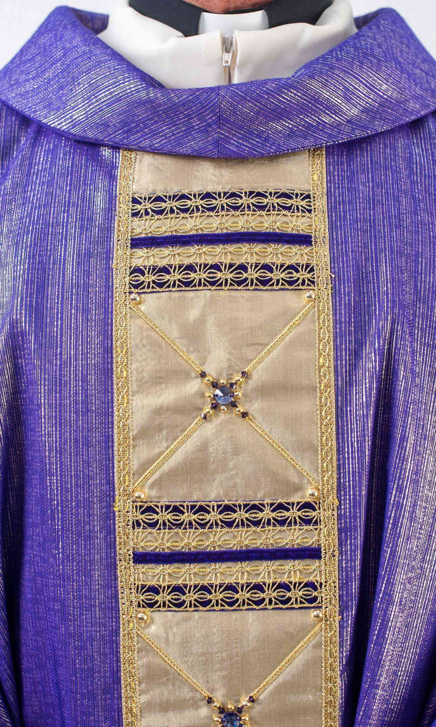 Casula sacerdotale viola realizzata in seta-lana e lurex