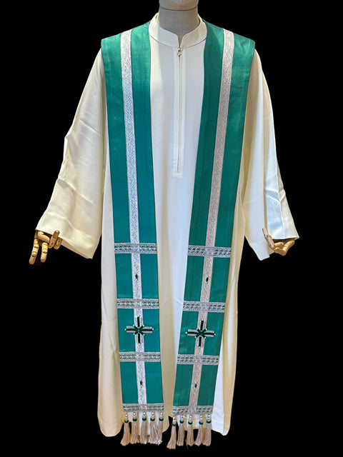 Stola Verde in Seta con Passamaneria Argento e Croci