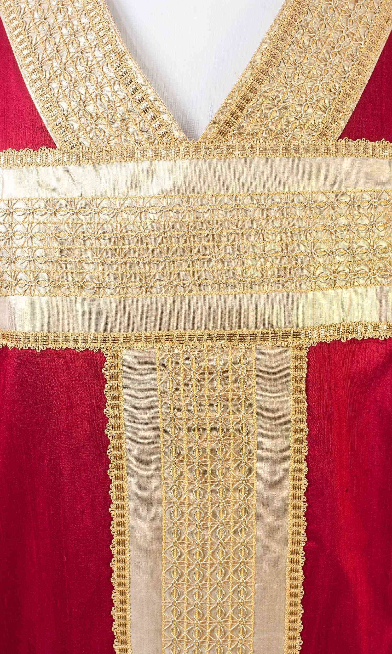 Casula rossa in seta con tau oro