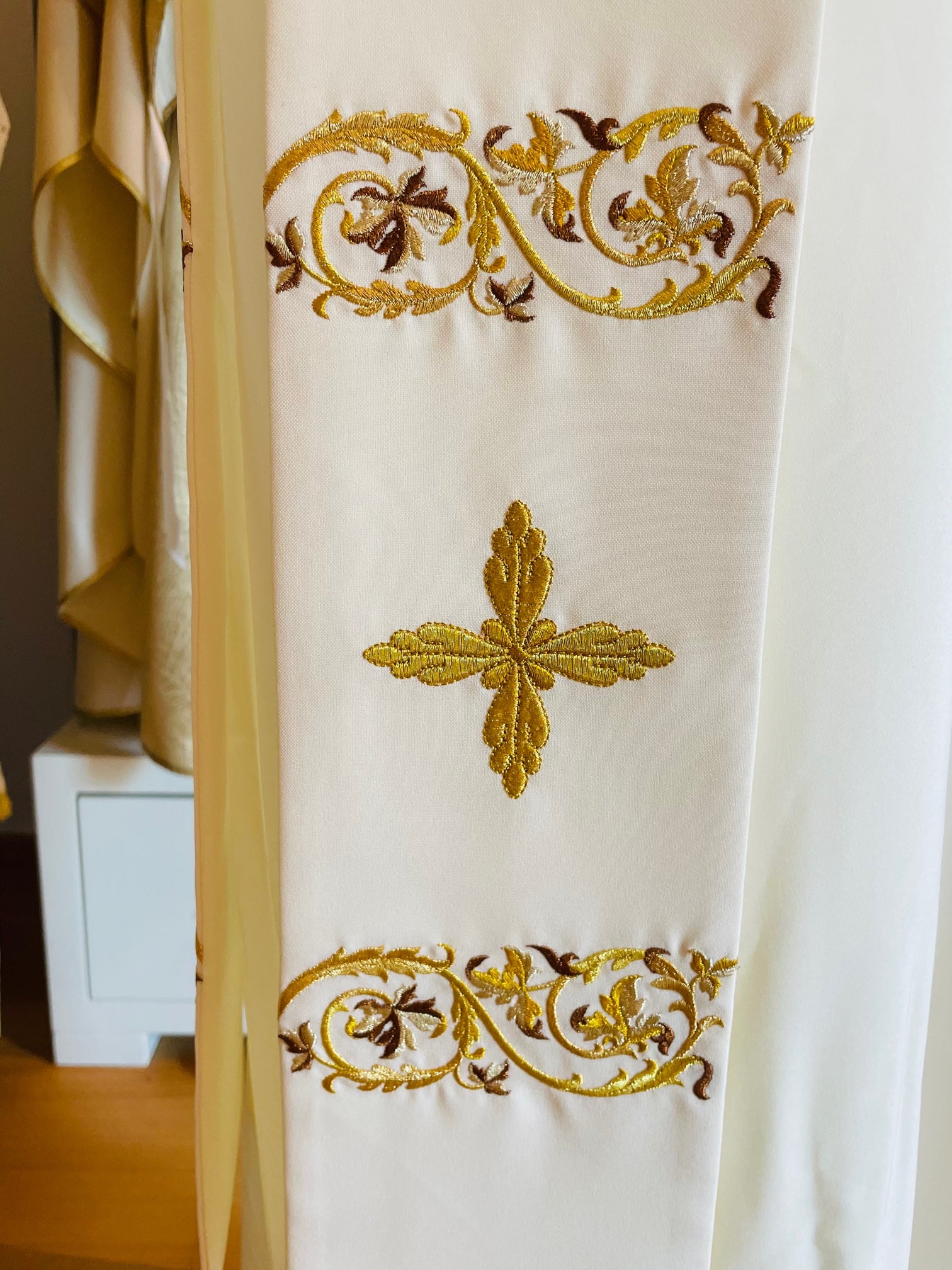 Stola Diaconale con ricamo greca a motivo floreale e croce