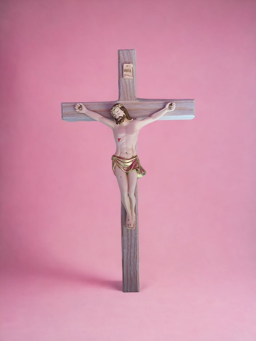 Crocifisso da muro in legno con Cristo in resina