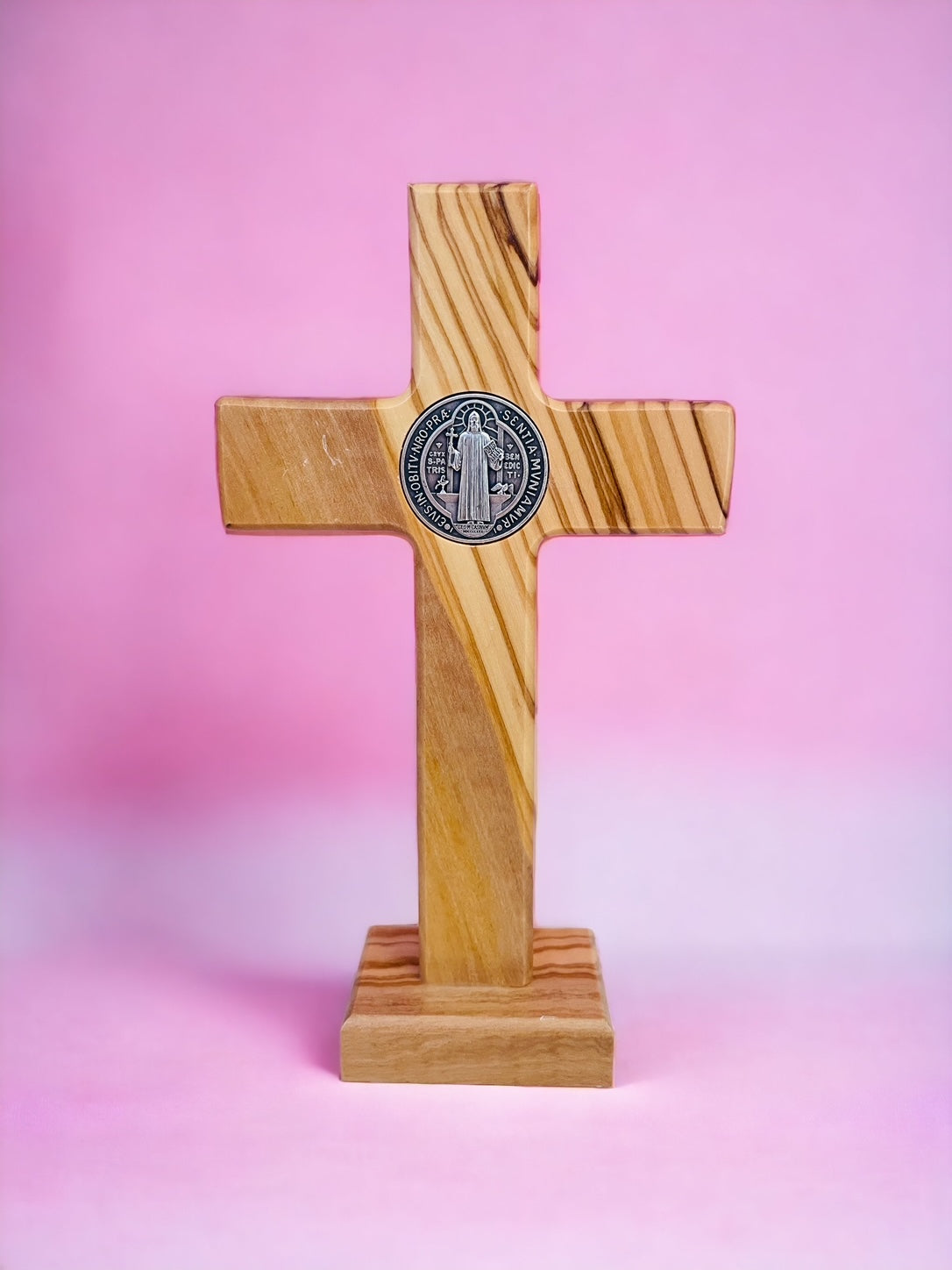 Croce da tavolo Medaglia San Benedetto in legno di ulivo