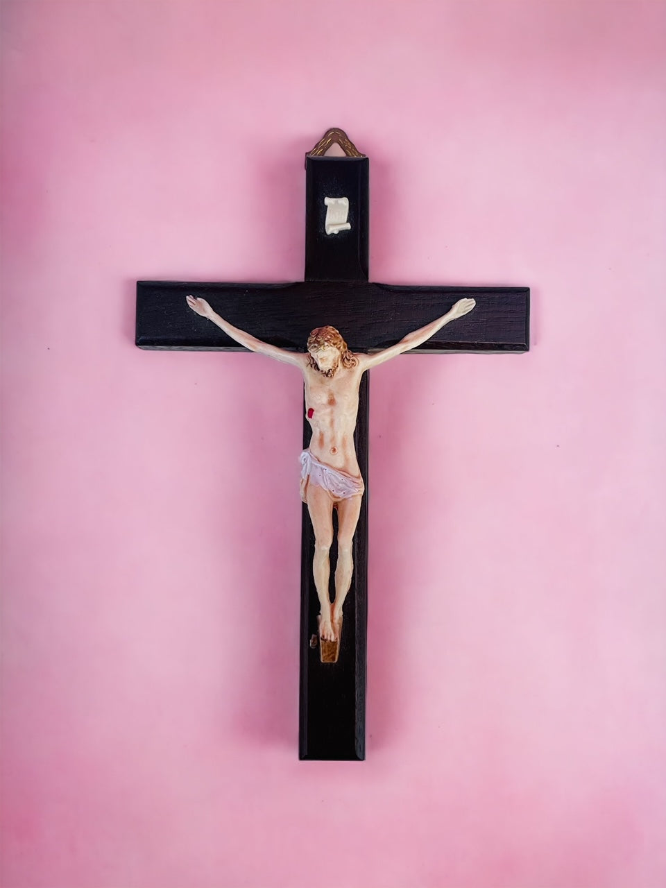 Crocifisso da muro in legno scuro con Cristo in plastica